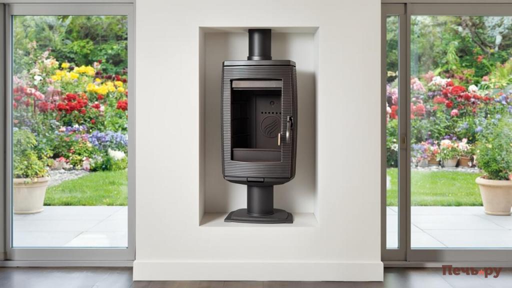 Gen4 печь встроена в нишу в стене в комнате с большими окнами и видом на сад с цветами 874134809 (1).jpg